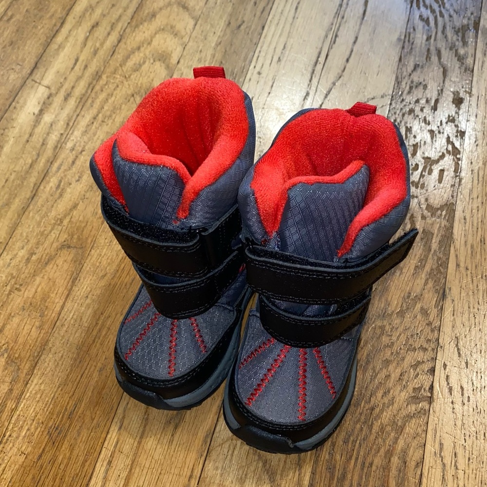 Carter’s little boys/toddler size 4 snowboot